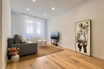 Image de central street full of light