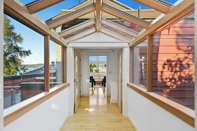 Image de Lakeview Architectural Sanctuary: Solar-Powered Bed & Breakfast Retreat on Trail