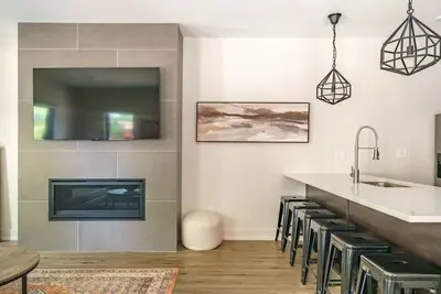 Image de Spacious Vic. Village Townhome