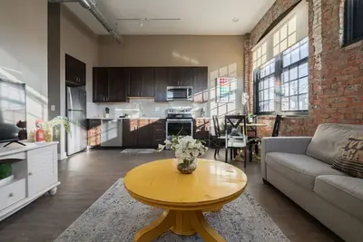 Image de Ej Thomas Apt. - Short North w/ Free Parking