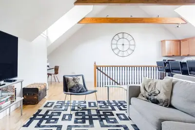 Image de Eclectic Carriage House in a Vibrant Neighborhood