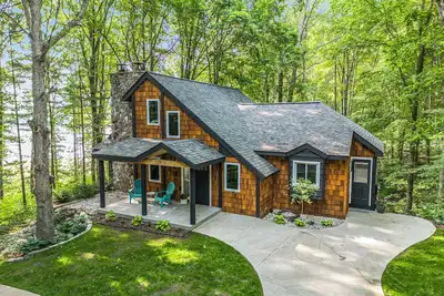 Image de Cozy getaway in the woods, with hot tub and on the Thornapple River!