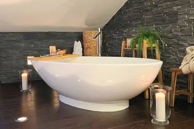 Image de Alpine design apartment with free-standing bathtub in Saas-Grund