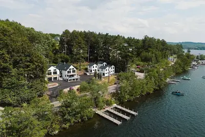 Image de Lakeside Mega Retreat – Sleeps 35+ 10 Beds • 9 Baths • 3 Boat Slips - Laconia