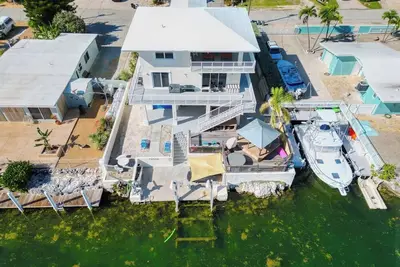 Conch Nation  4 Bedroom / 3 Bath Gulfside Home with Dockage