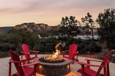 Image de New! Spring Views in Uptown! Hot Tub, Large Deck & Patio, Games!