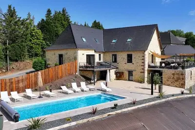 Image de Grande Maison Familiale avec Piscine Privée et Animaux Bienvenus