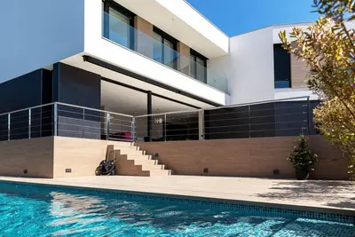 Image de Costa Brava : Villa de luxe moderne avec piscine privée et efficacité énergétique