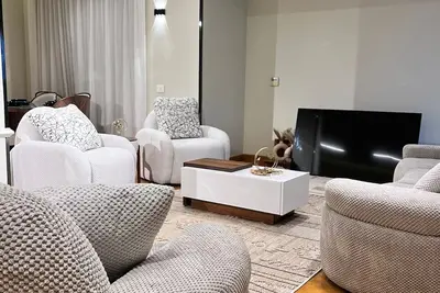 Image de Soothing 3-bedroom apartment with Ac in charming Giza Governorate