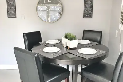 Image de 3-bedroom/ 2 full bathroom apartment in Windsor, On