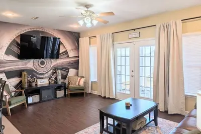 Image de Stay at The Pilot's Parlor! Beautifully decorated and in an amazing location!