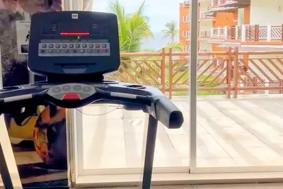 Image de 2 Bedroom Ocean Front Condo. 180º ocean views, steps from the beach and pool.