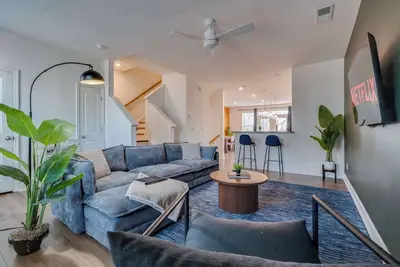 Image de Luxe King 4br Townhouse—Mins to Uptown Clt!