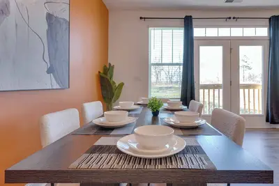 Image de Luxe King 4br Townhouse—Mins to Uptown Clt!