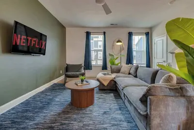 Image de Luxe King 4br Townhouse—Mins to Uptown Clt!