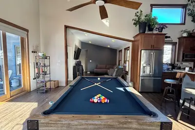 Image de newly remodeled luxurious  4-bedroom home, perfect for your mountain getaway.