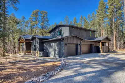 Image de Mountain-Modern Estate • Game Room • Spa • Firepit