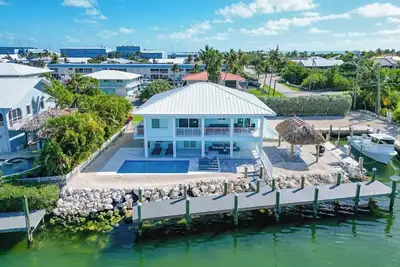 Image de Dockside Paradise | Brand New, Large Dock, Private Pool, Tiki Hut, Walk to Sombrero Beach