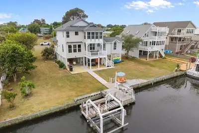 Image de Canal-Front Obx Home w/Dock + Hot Tub/Kayaks/Paddleboards + Bring Your Boat!