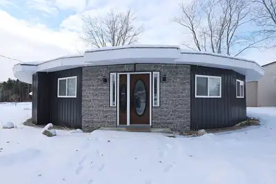 Image de Aviator Circle, A Unique Circular Home  On A Quiet Airstrip In Flushing, Mi