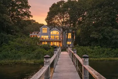 Image de New Waterfront Luxury – Dock, Deck & Water Views