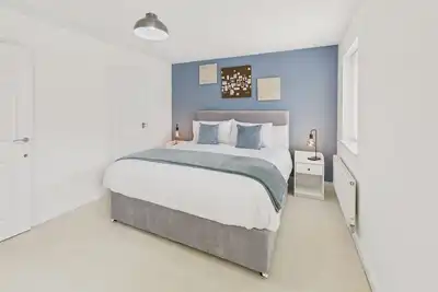 Image de Moderne-Maison-Sdb privée avec douche-Vue sur Rue