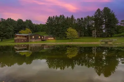 Image de Charming Cabin w/ Hot Tub, Pool Table, and Fishing