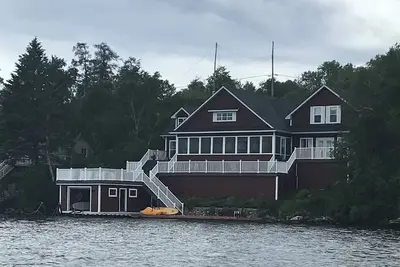 Image de Premium Year-round lakefront Cottage. Bring the entire family or 2 Pet friendly