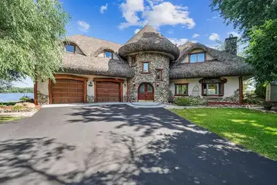 Image de Fairystone Cottage on Medicine Lake 4-bedroom house in Plymouth Mn