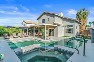 Image de The Desert Entertainer - Where Desert Days Turn Into Great Nights