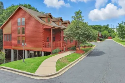 Image de Close to Shows, Dining & Golf • 2br + Loft Cabin