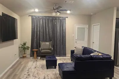 Image de Contemporary 3br Home Near Base Fast Wi-Fi, Smart Tv, Coffee Station