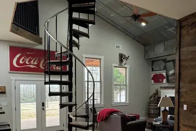 Image de Mancave Ready for Rentals just in time for Ole Miss playoffs minutes from Oxford