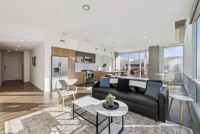 Image de CozySuites Adeline 2br - gym, pool, valet parking!