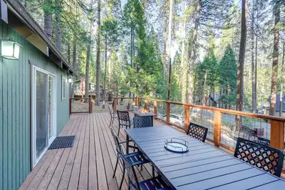 Image de 3 Mi to Calaveras Big Trees: Group-Ready Mtn Cabin