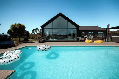 Image de Hill-Top Oasis: Pool & Spa on 2. 8ha – Just 5mins to Wharf