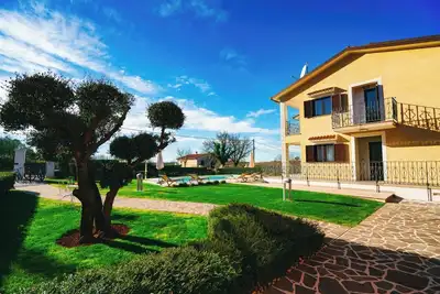 Image de Appartement avec piscine privée et jardin