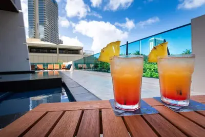 Image de Walk to Waikiki Beach + Infinity Pool. Sauna. Gym.