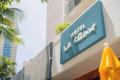 Image de Close to Waikiki Beach + Infinity Pool. Sauna. Bar
