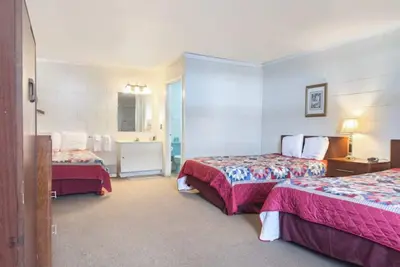 Image de Spencer Outdoors Retreat | Explore Vibrant Attractions & Scenic Trails.