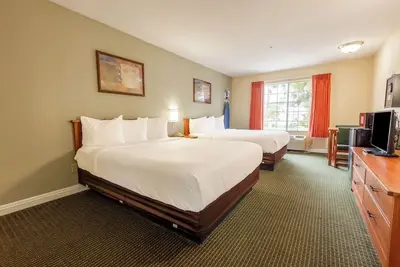 Image de 2 Lodging with Free Parking | Beachside & Near Lake | 2 Queen Beds