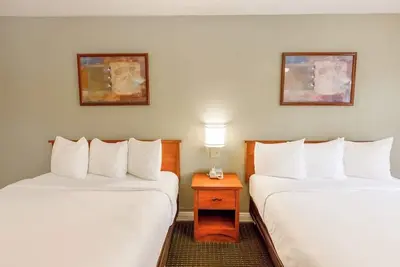 Image de 3 Accommodations | Downtown & Pier Nearby | Free Covered Parking | 2 Queen Beds