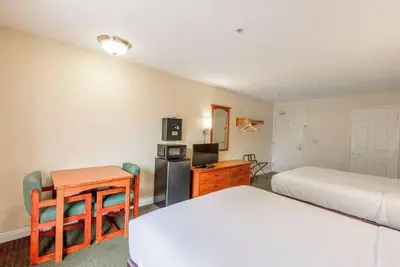 Image de 3 Suites | Free Parking | Near Downtown Restaurants & Beach | 2 Queen Bed