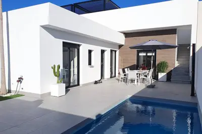 Image de Modern New-Build Home with Private Pool and Rooftop Terrace