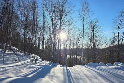 Image de “Modern Mountain Retreat with Panoramic Views – 2br, Sleeps 6, Ski or Retreat