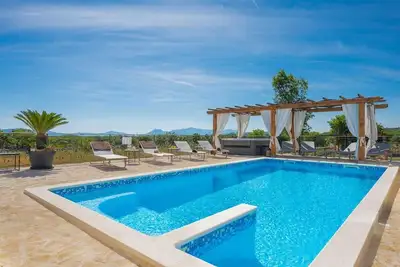 Image de Villa élégante avec sauna à Lovreč