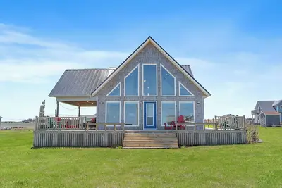 Image de Family cottage w/ocean views and beautiful beach steps away! Ac 3br spacious