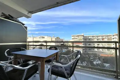 Image de Appartement confortable avec terrasse, clim, à 300m de la plage, idéal pour couples et petites familles.