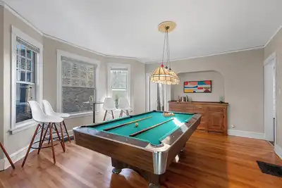 Image de Beautiful Home - Great for Groups, Parking & Food