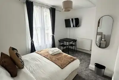 Image de Modern Double Room Next to Albrighton Station | Free Parking
